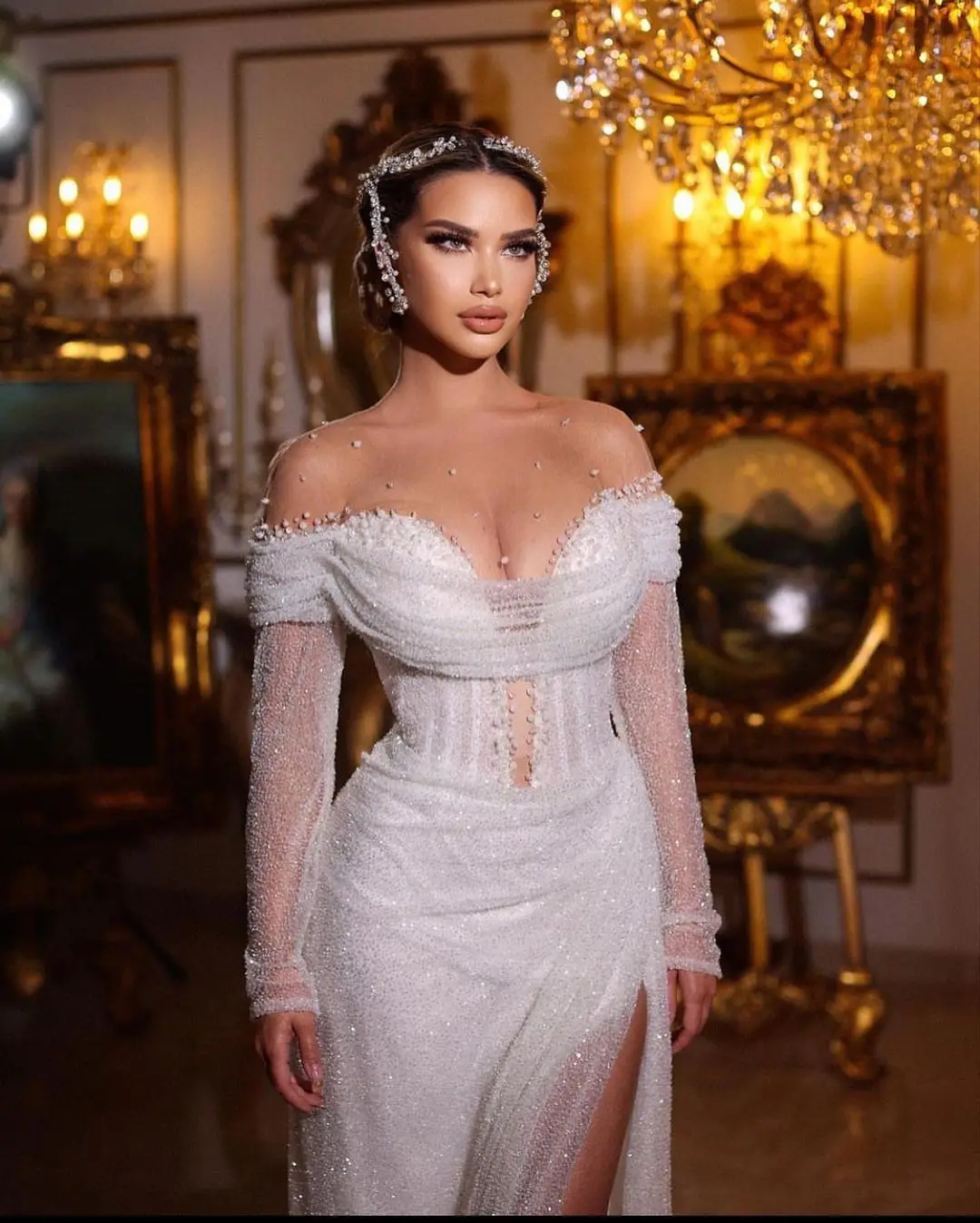 2023 Arabic Dubai Wedding Dress Sparkly Sequins Beaded Long Sleeves Bridal Gowns Sexy Sheer Neck Slit Robe De Mariage