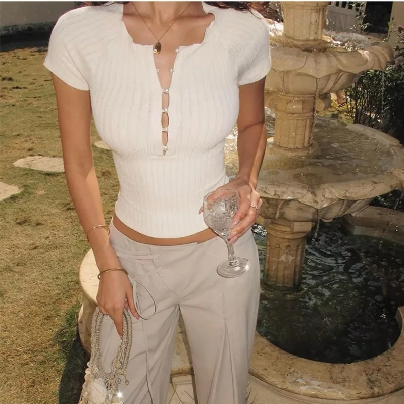 

Женская укороченная футболка-топ с жемчужным декором, короткими рукавами и круглым вырезом, трикотажная, удобная, повседневная, минималистичная, универсальная, весенняя коллекция