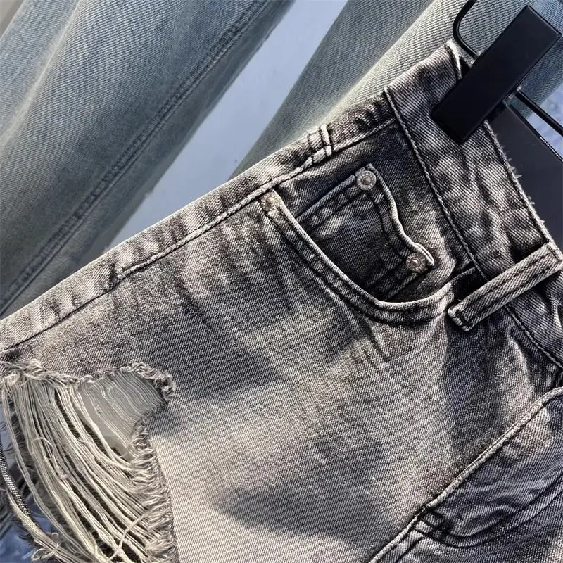 Le nouveau style a des trous et des bords bruts qui fuit sur les cuisses des shorts rendant les jambes plus longtemps de la ligne A