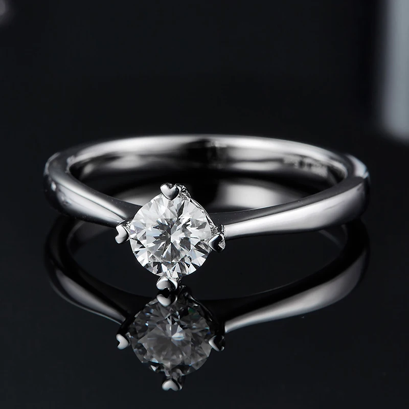 

Четырехзубчатое обручальное кольцо, комплект с лабораторным выращенным бриллиантом 0,5 карата и изготовленным из стерлингового серебра 925 пробы, представляет собой подарок для вашего жен.