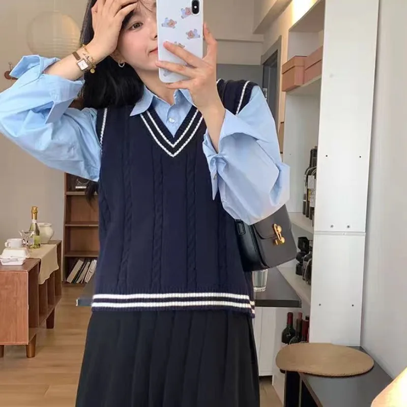 

Women's Jaet Vest Korean Sle College Faion Outerwear Sweater Knitted Top Layering Thiened V-Ne Striped Design