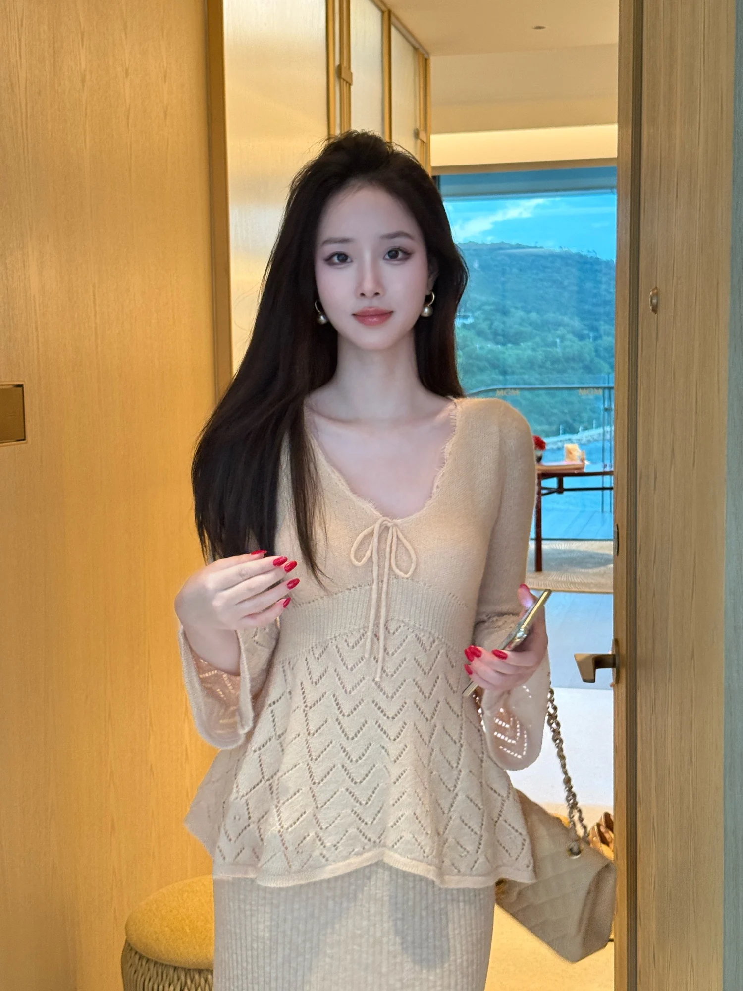 

Сексуальный вязаный топ Changmitang с вырезами, V-образным вырезом, рукавами-колокол и отделкой из искусственного меха, белый, для женщин, из мягкой ткани, подчеркивающий фигуру