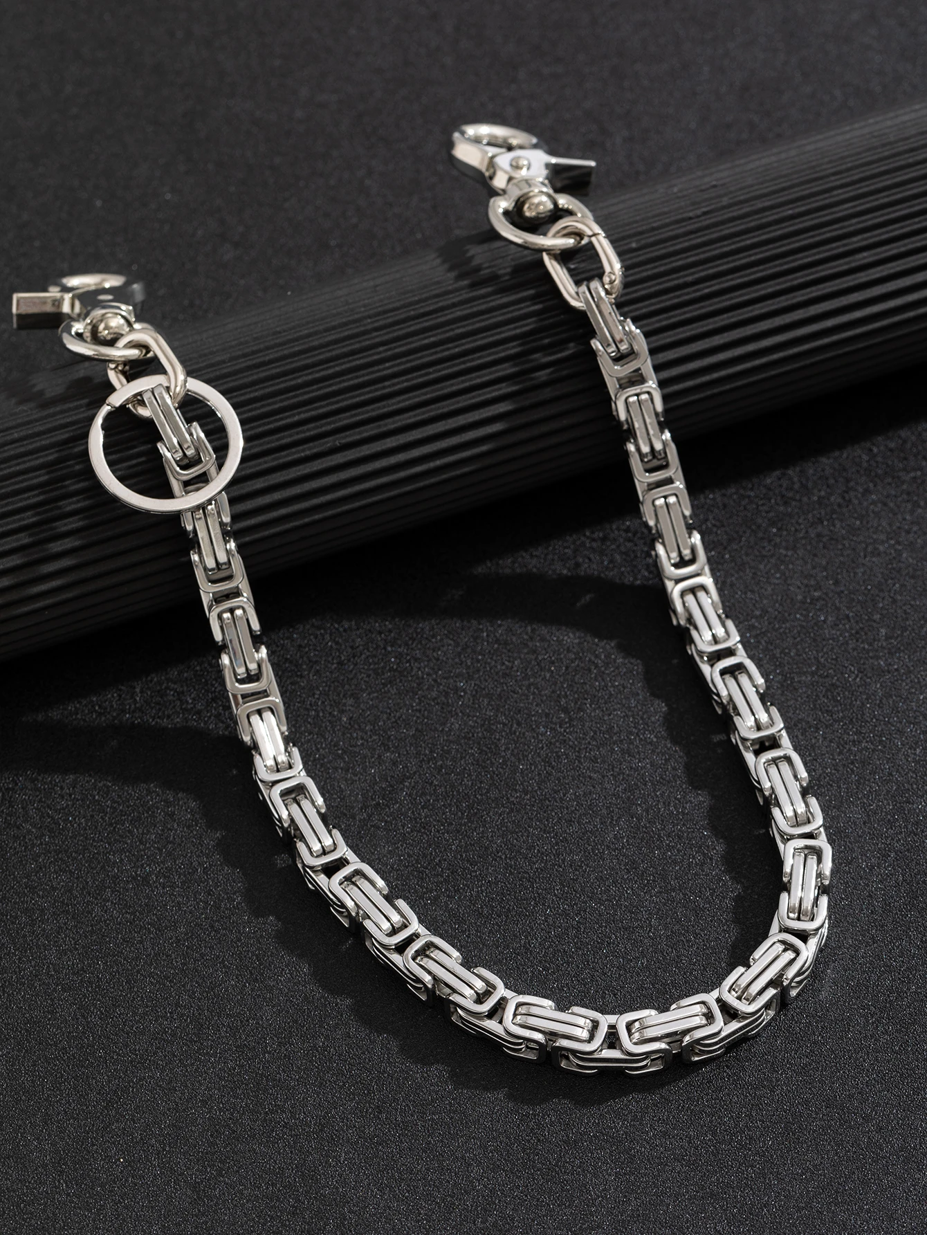 A stainless steel trouser chain with hip-hop punk style, suitable for various occasions such as events, festivals and parties. P