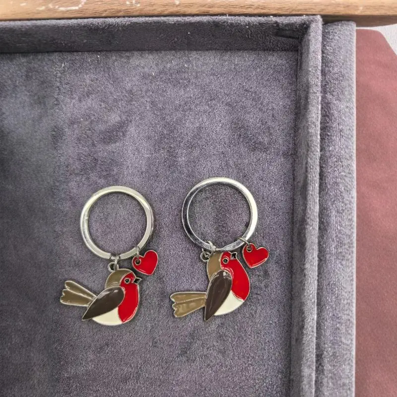Niedlicher Rotkehlchen-Vogel Emaille-Schlüsselanhänger Kreativer Metall-Rot-Herz-Anhänger Schlüsselanhänger Romantisches Tier-Schmuckgeschenk für Frauen und Mädchen – Detail 4