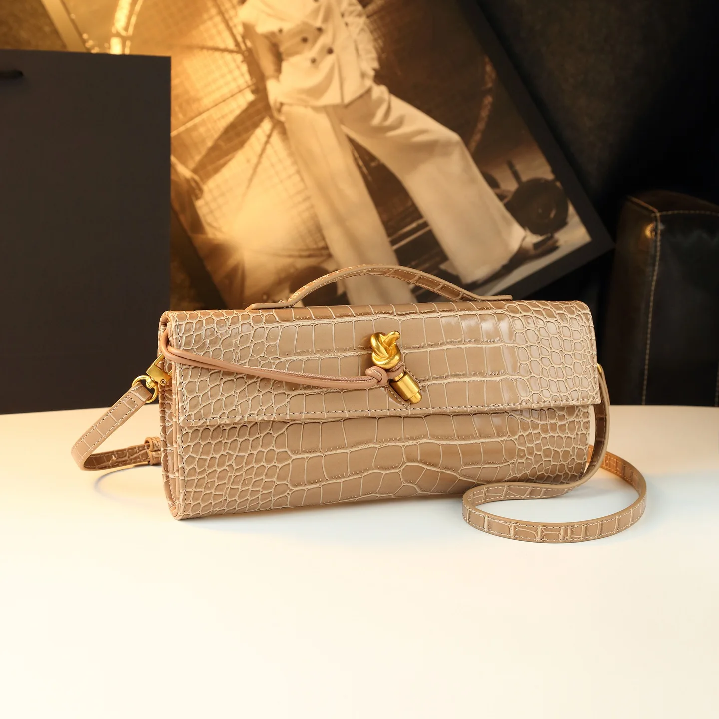 

Стильная винтажная сумка-кроссбоди для женщин, оригинальная ретро-сумка из текстурированной кожи, дизайнерская люксовая сумка для подгузников, элегантная сумка для поездок на работу и шопинга.