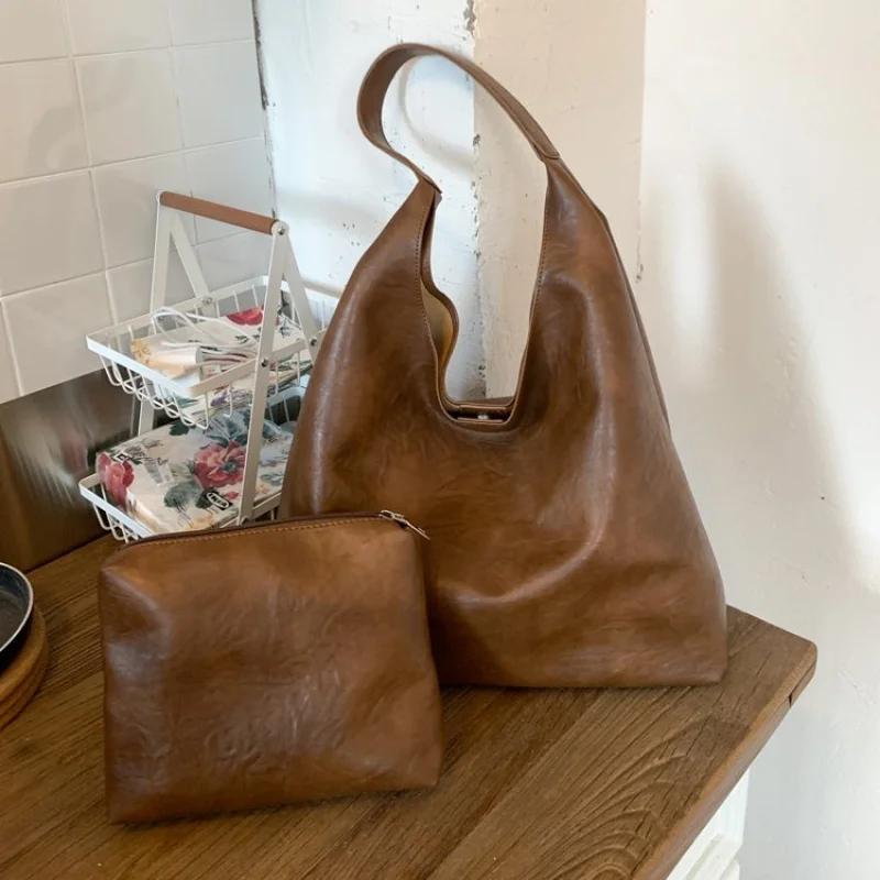 

Elegant Leather Classic Designer Messenger Bag Large Capacity Solid Color Tote For Women Luxury Commuter Use
