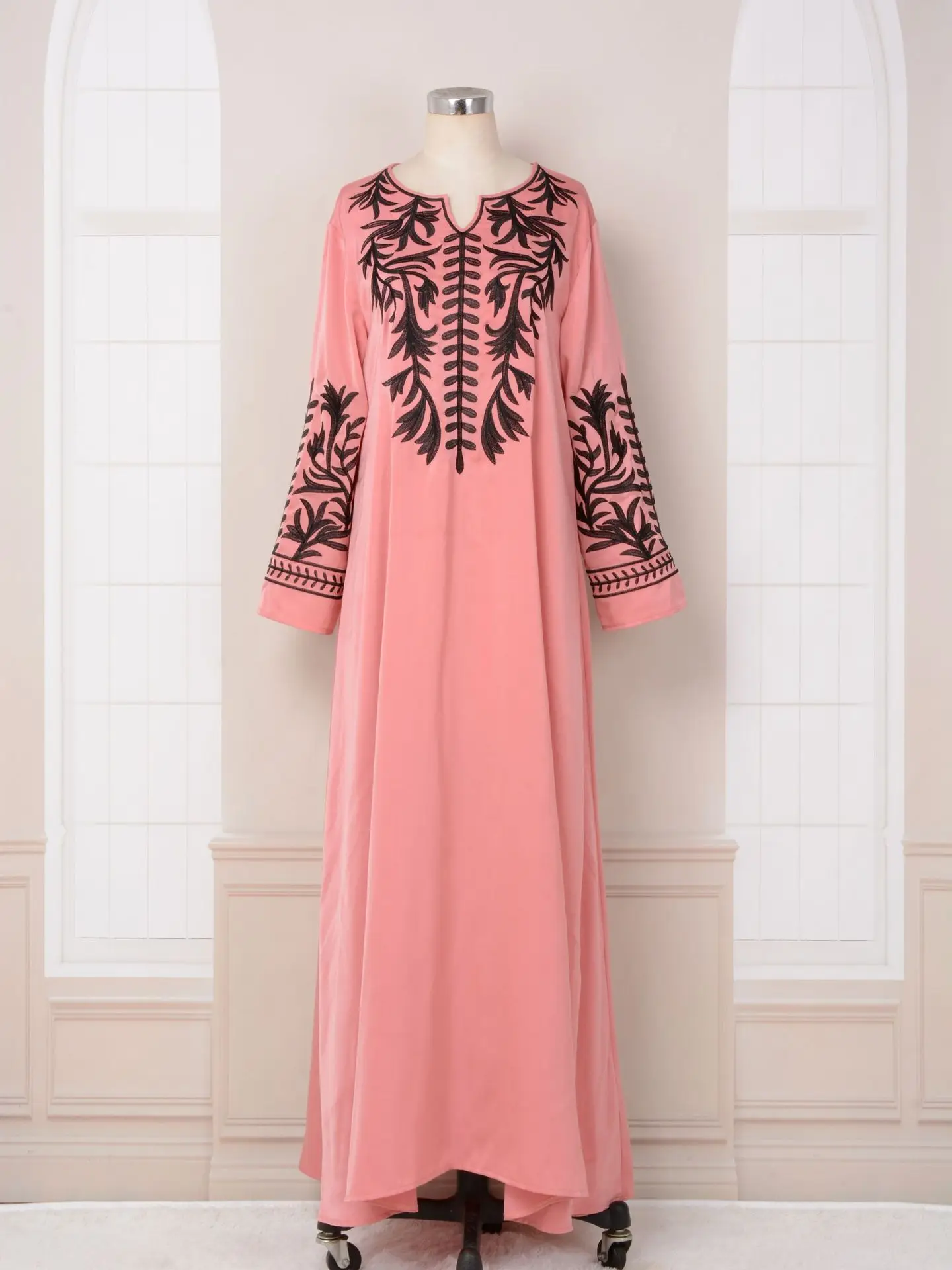 

Ramadan Luxury Saudi Arabian Muslim Fashion Women's Embroidered Abaya Middle Eastern Dubai Islamic Style Swing Dress