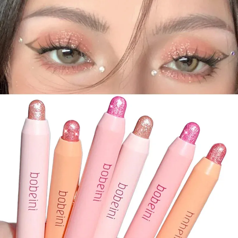 Der Lazy Eyeshadow Pen ist ein einseitiger Highlighter mit Perlglanz-Schimmer, der Schülern hilft, ein Märchenhaftes Tränen-Make-up zu kreieren.