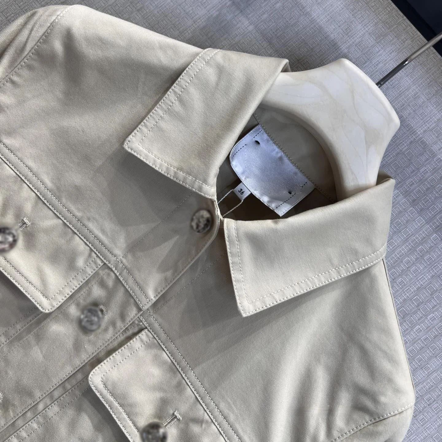 

Весенняя модная джинсовая куртка с длинными рукавами, однотонная, с карманами и воротником, универсальная женская рубашка из ПУ-материала в рабочем стиле для ранней весны