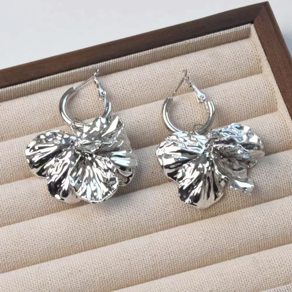 Los pendientes de borla de flores de metal para mujer tienen un estilo clásico y frío con una personalidad exagerada, hace que es adecuado para D