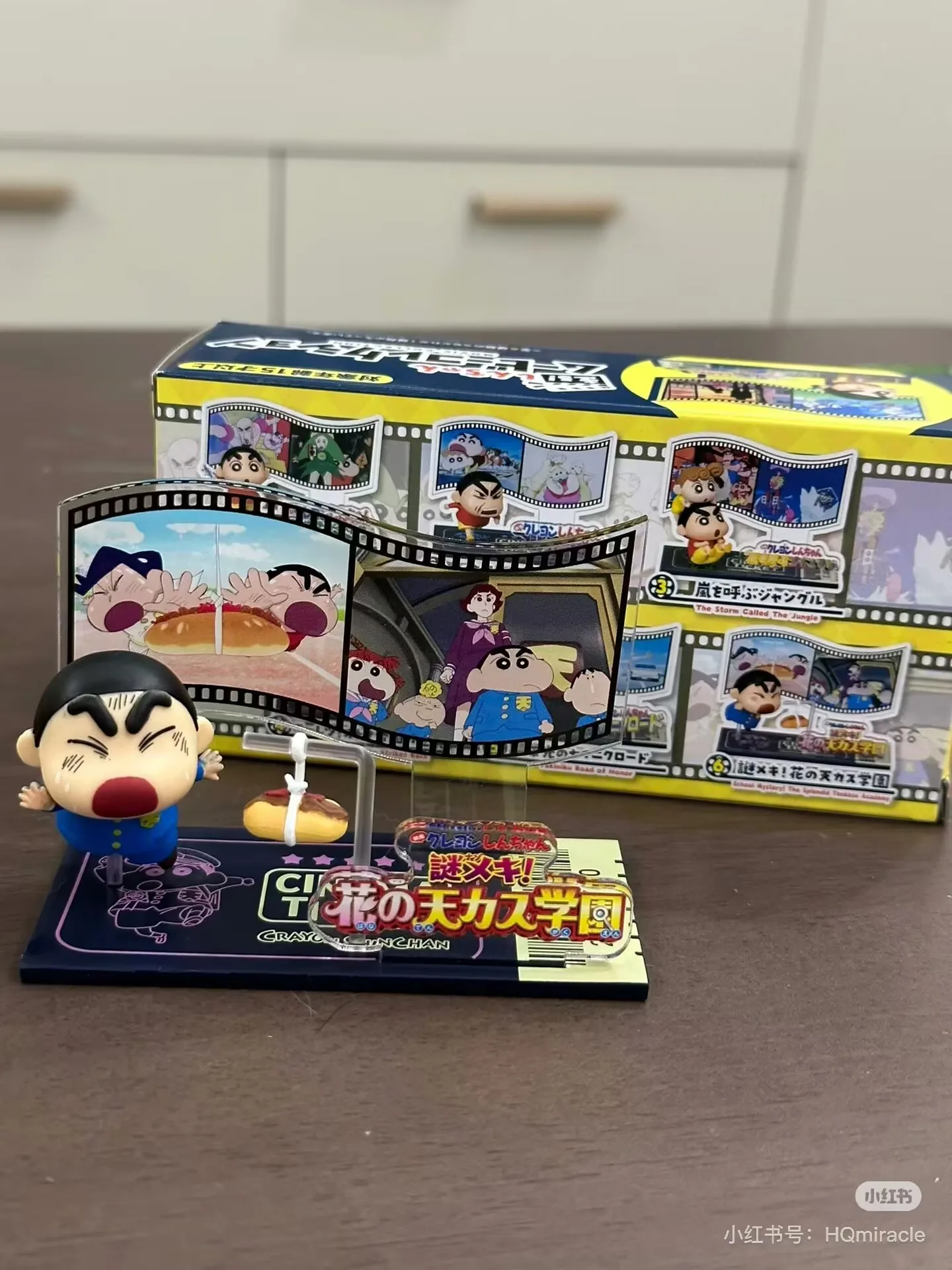 Caja ciega Crayon Shinchan, juguetes en miniatura, escena de postura para correr, figura de Anime, modelo de muñeca, juguetes para coleccionar adornos, regalos para niños
