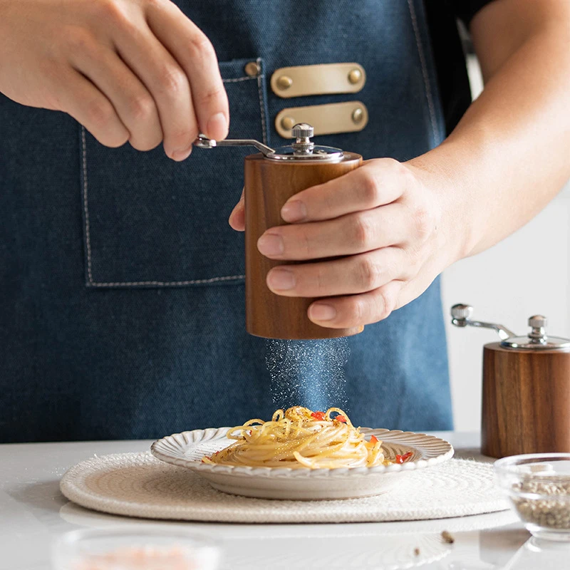 Wooden hand-cranked pepper grinder, kitchen spice seasoning bottle, manual coffee bean grinder