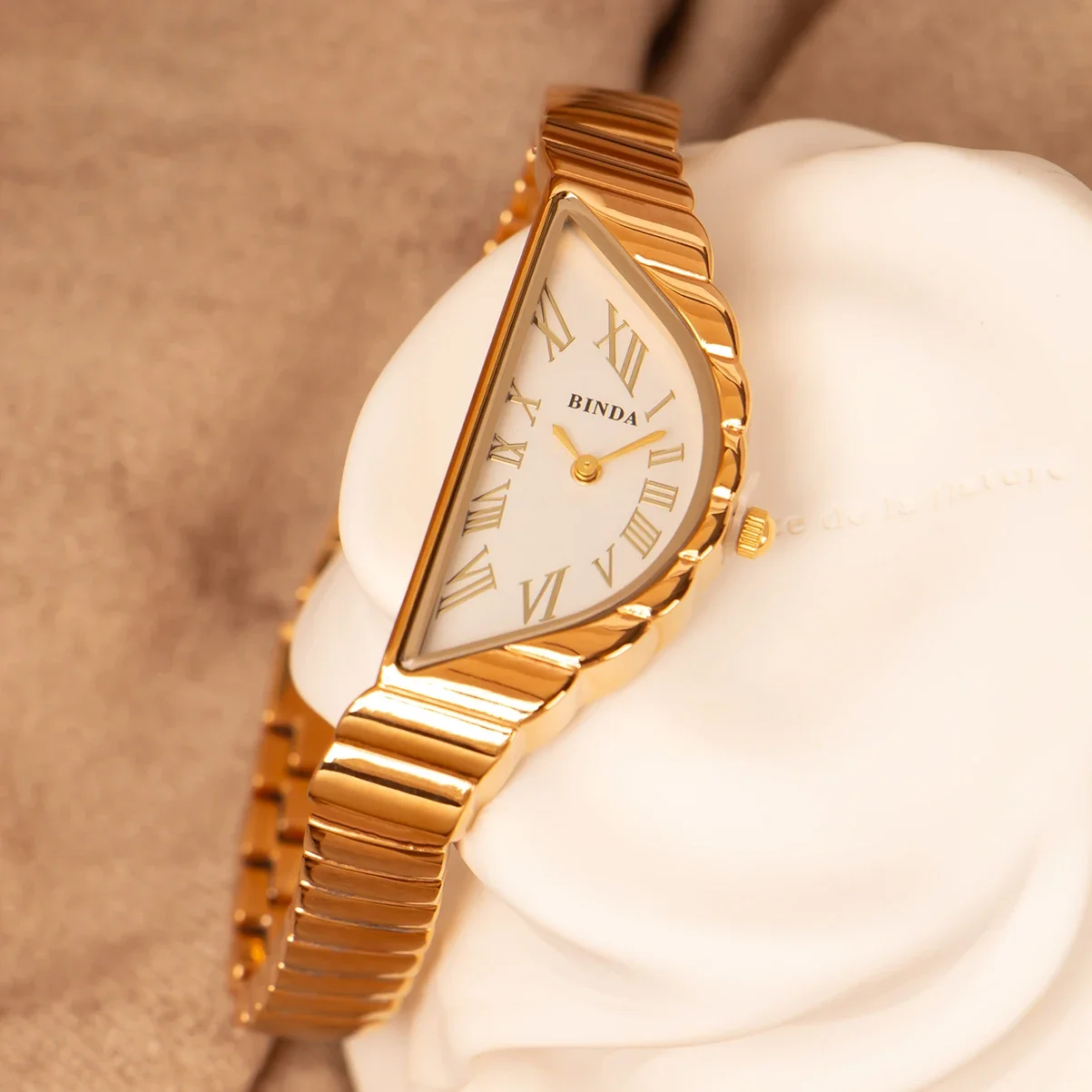 ساعة كوارتز نسائية من Binda - مينا بيضاء منحنية، مؤشر روماني نصف دائري، مقاومة للماء حتى 30 مترًا، مجموعة علب هدايا أنيقة