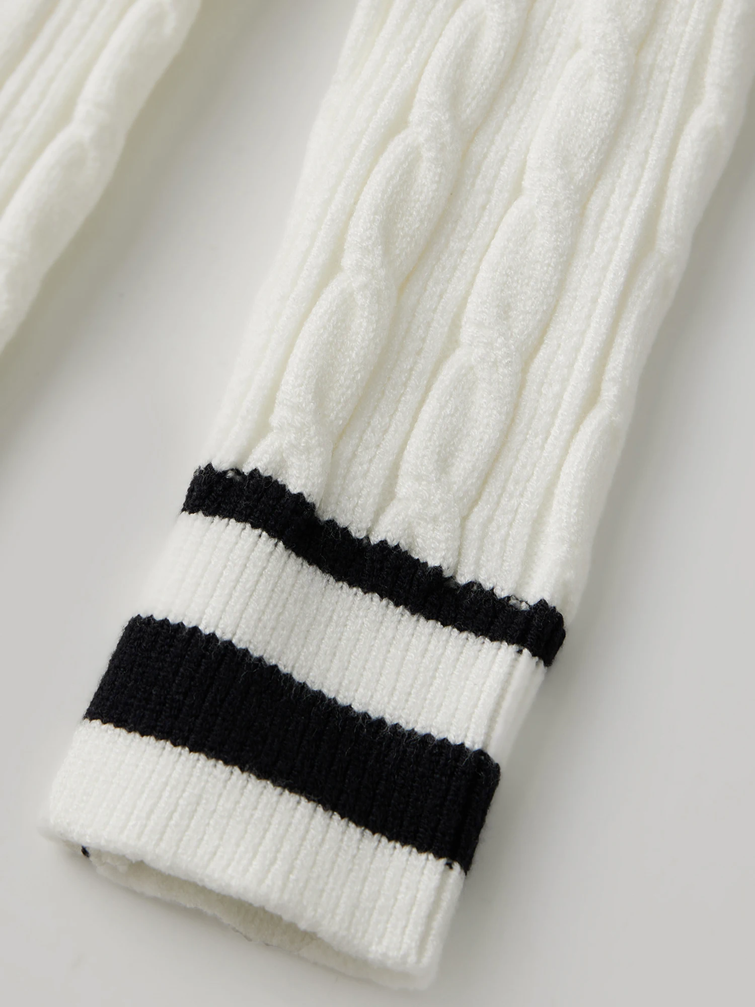 Maglione lavorato a maglia a trecce con scollo a V a maniche lunghe con stampa geometrica da donna. Top pullover autunnali