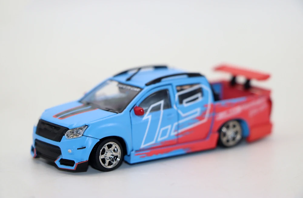 New BMC 1/64 Scale D-Max Low Rider Safty Car 1.9 Blue Power Truck Diecast Alloy Toy Simulation Model For Collection gift