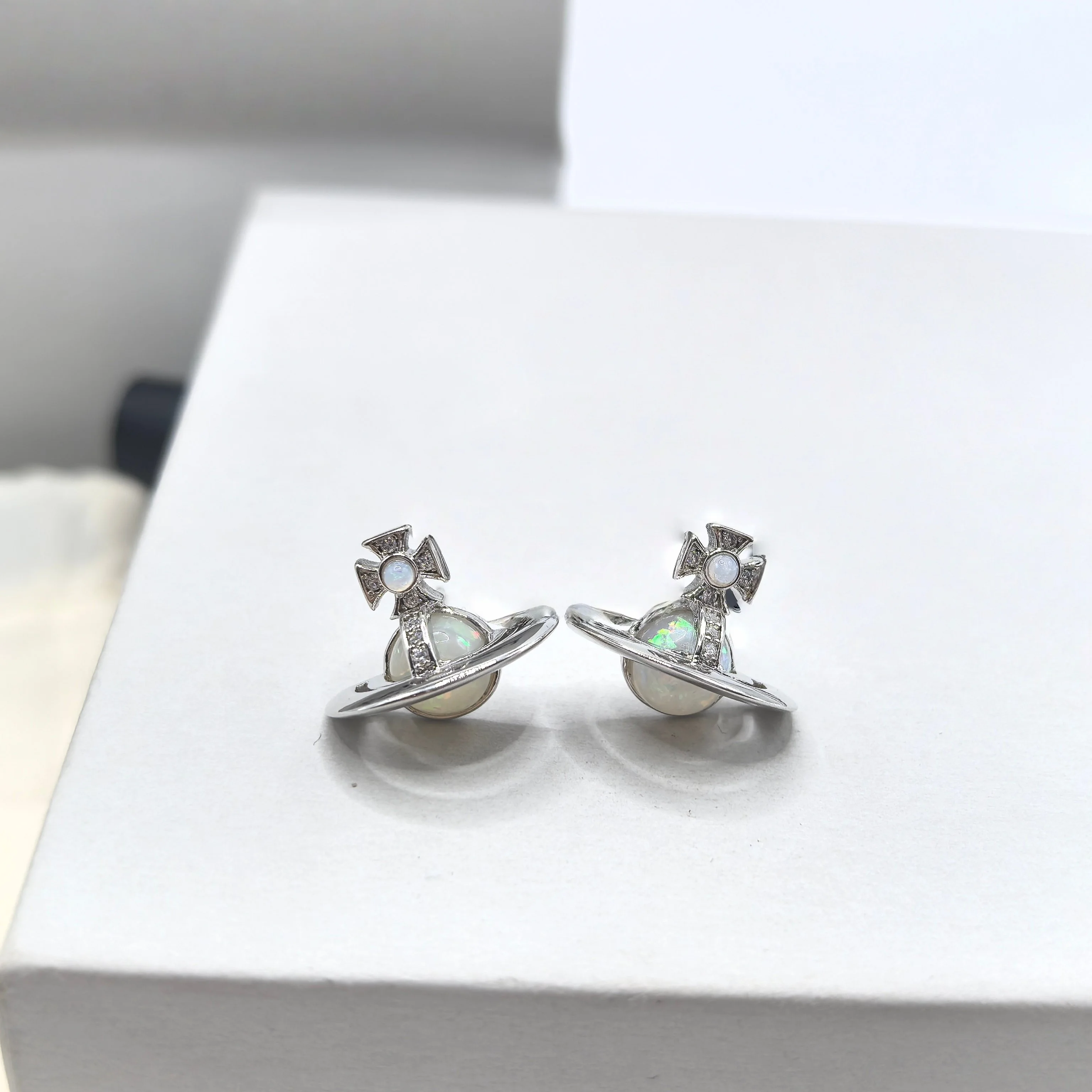 S925 الفضة الاسترليني شقة صغيرة زحل الملونة سحر وأقراط النساء أنيقة رومانسية مجوهرات مأدبة يجب