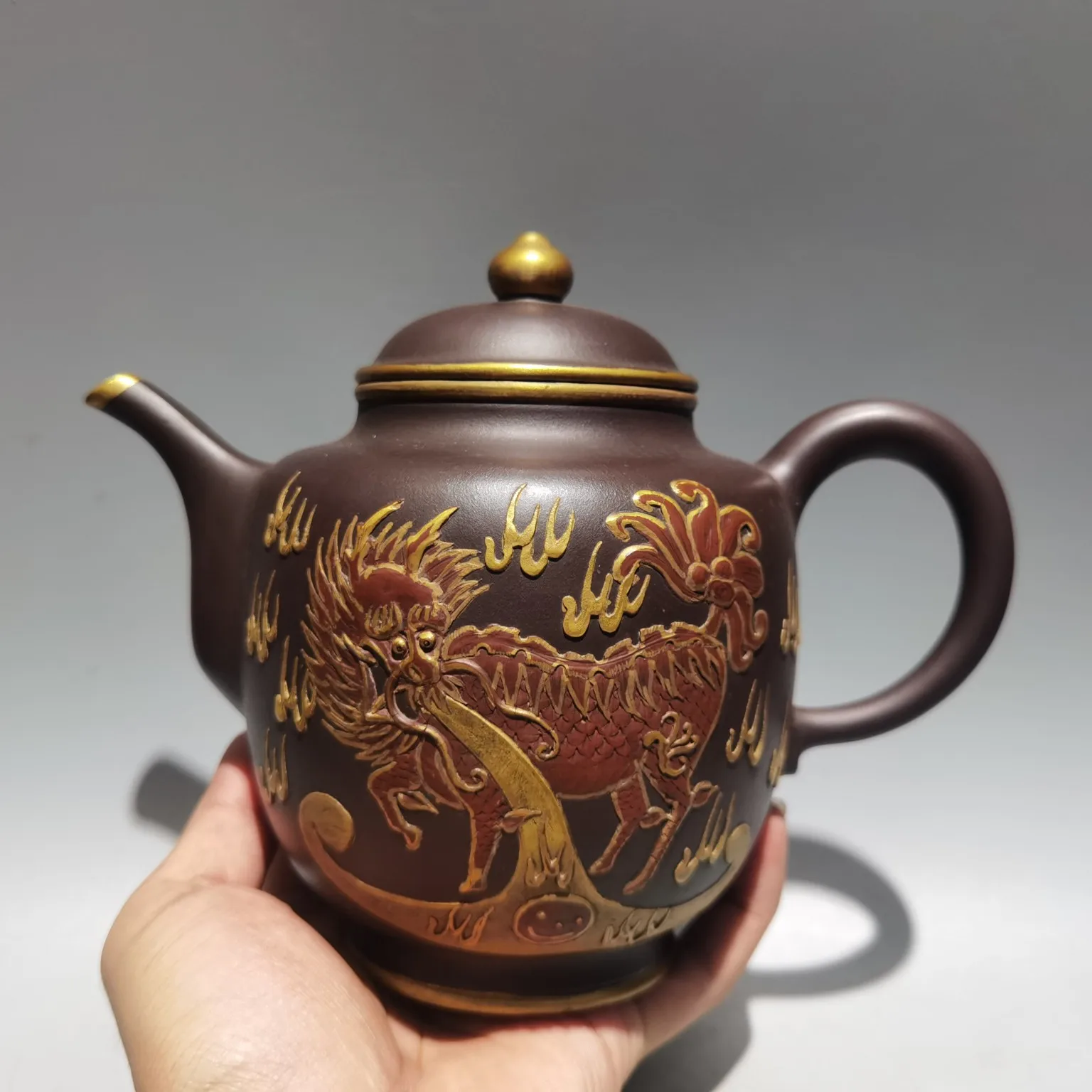 

8"Chinese yixing Purple clay pot Outline in gold Kirin pattern kettle teapot flagon Purple mud Office Ornaments Gather Fortune