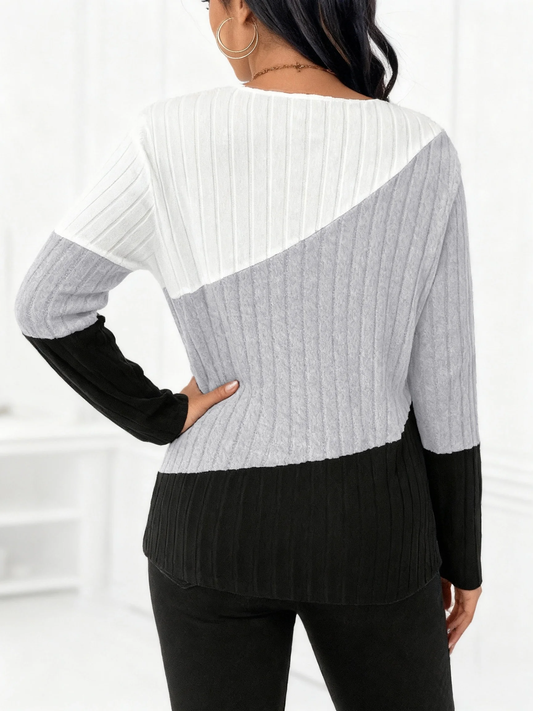 Stilvoller Plus-Size Damen-Pullover mit Farbblock-Design und V-Ausschnitt für gemütlichen Chic – Detail 7
