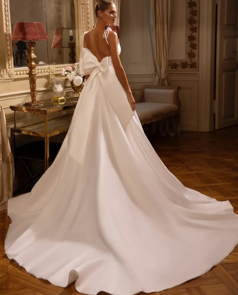 Robe de mariée en satin vintage à col en V avec poches, longue robe trapèze, plis ivoire, balayage train, patients, quoi que ce soit avec un nœud