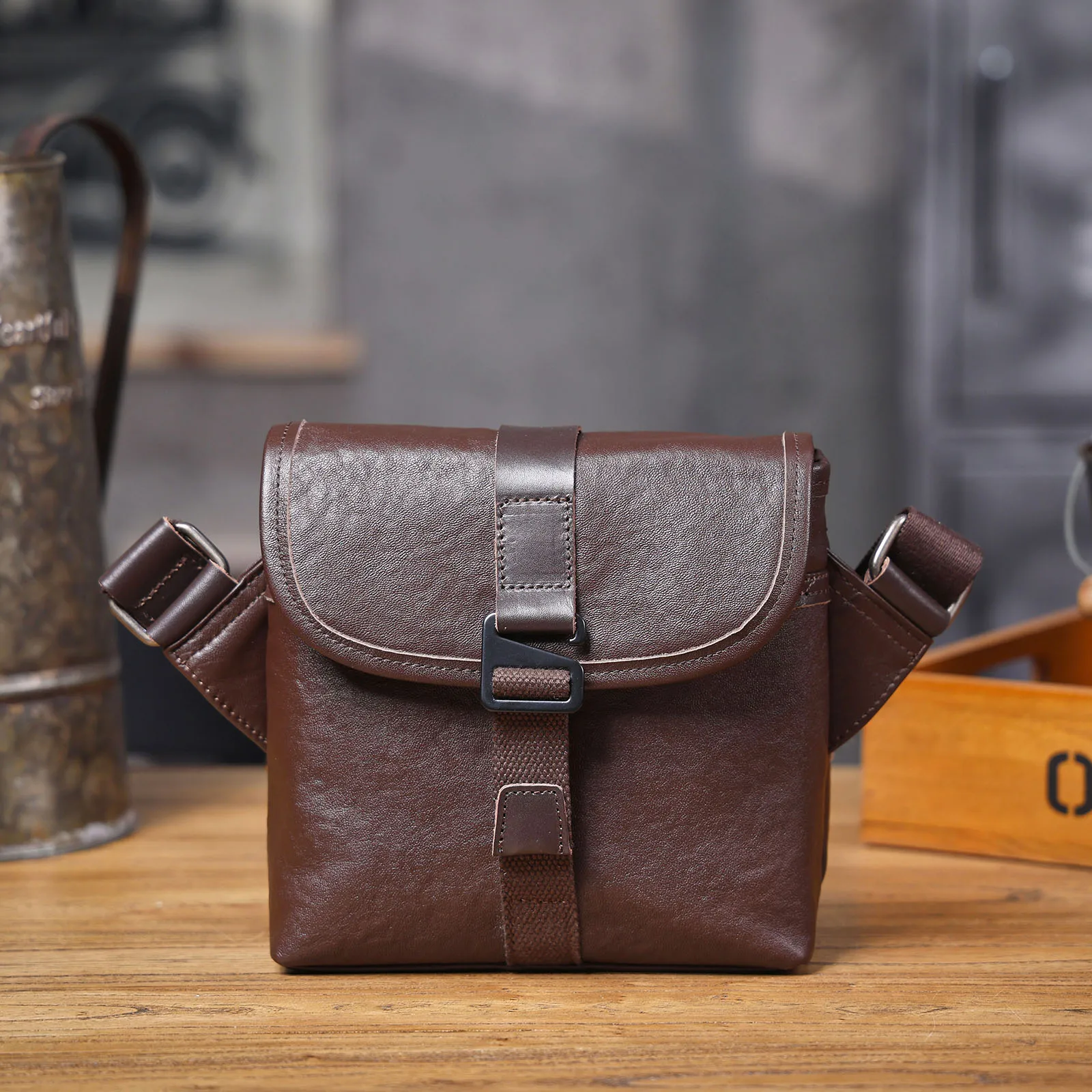 S.WORKER Modische Echtleder-Umhängetasche für Herren, Vollnarbig, Trendige Casual-Crossbody-Tasche, Mini-Umhängetasche für Handy und Schlüssel – Detail 24