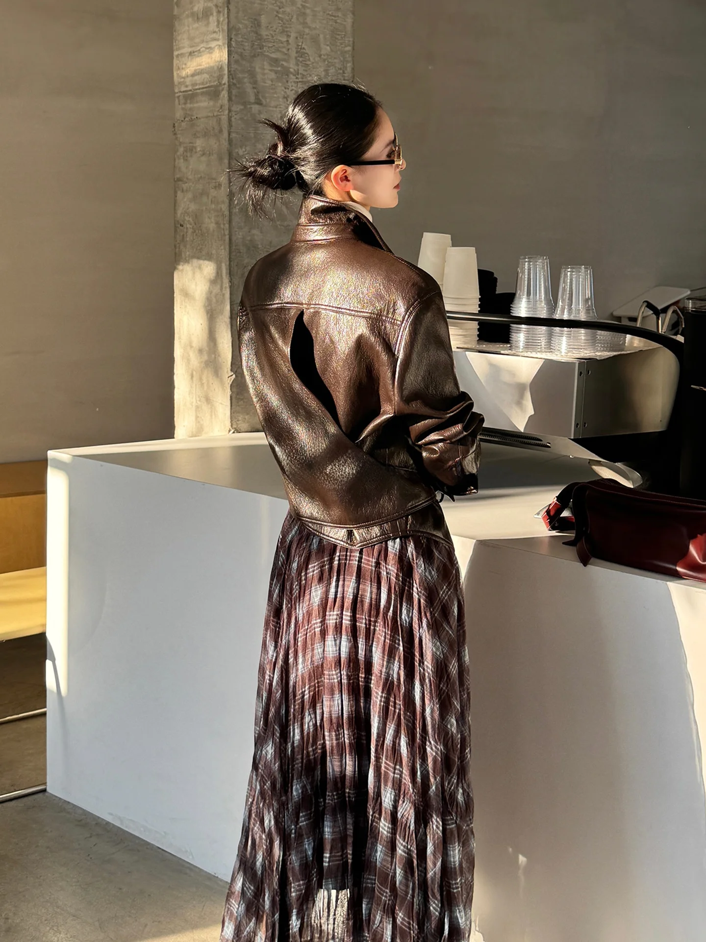 Jieji Zhang Spring Faion High-End Koffiekleurige Kraag Slanke Tailleband PU Lederen Jas Veelzijdige Jas Met Knopen Versierd Loo...