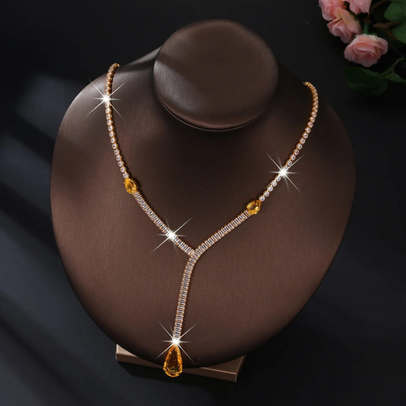 

Luxury Water Drop Square Yellow Color Crystal Pendant Necklace For Women Girls Wedding Party Wear Zircon Round Jewelry Gifts