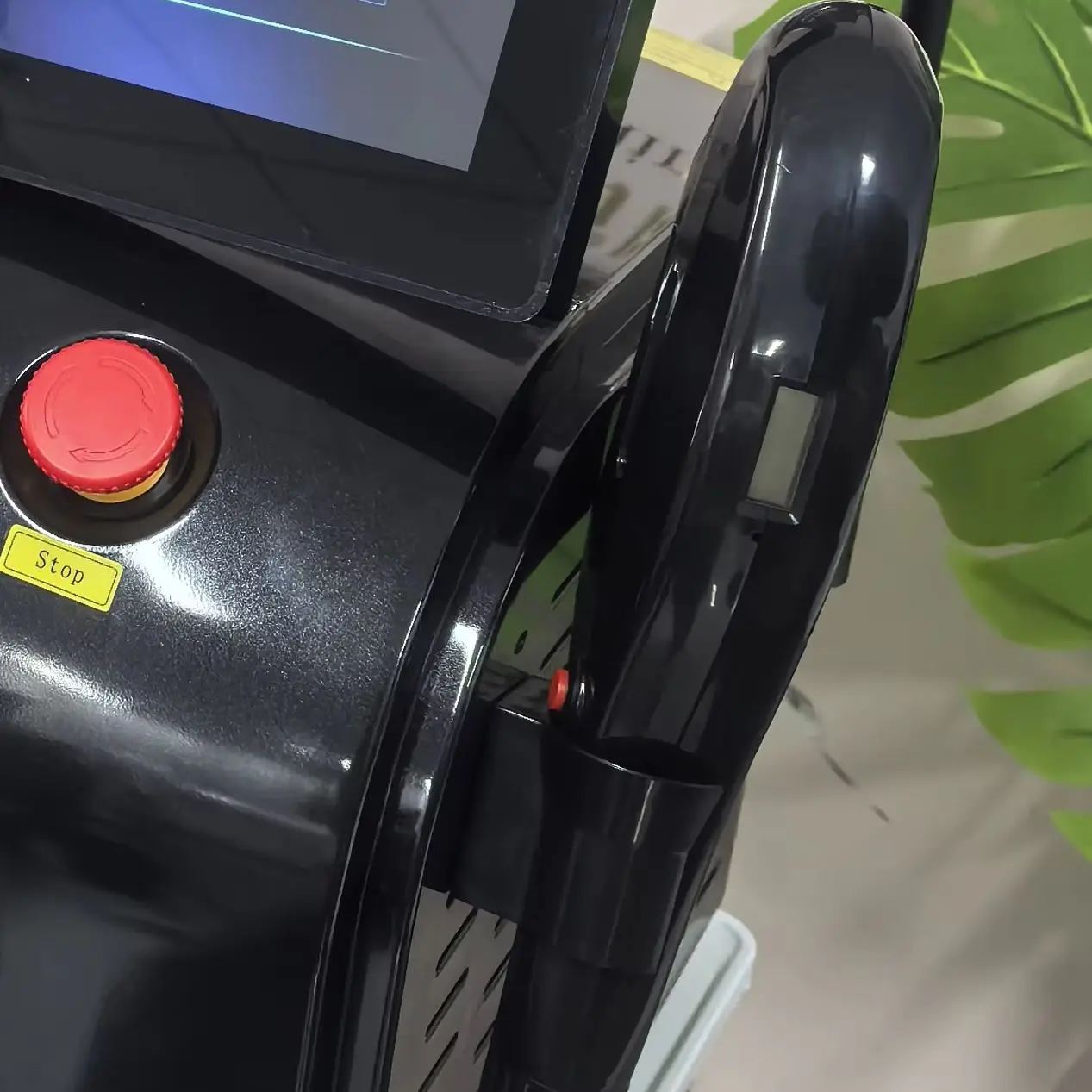 

Профессиональный косметологический аппарат 4-в-1 для удаления татуировок (808 нм), IPL, RF-лифтинга и эпиляции (пикосекундный лазер) для салонов красоты