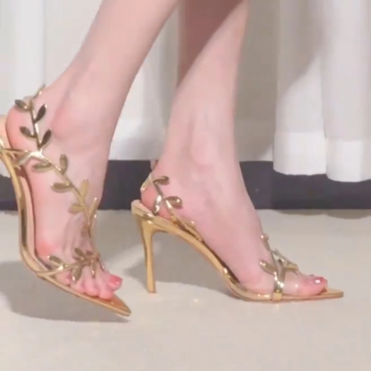 

Zhenmei Home, новинка 2025, пикантные золотые сандалии на тонком каблуке с открытым носком, прозрачные туфли на высоком каблуке с острым носком, модная вышивка