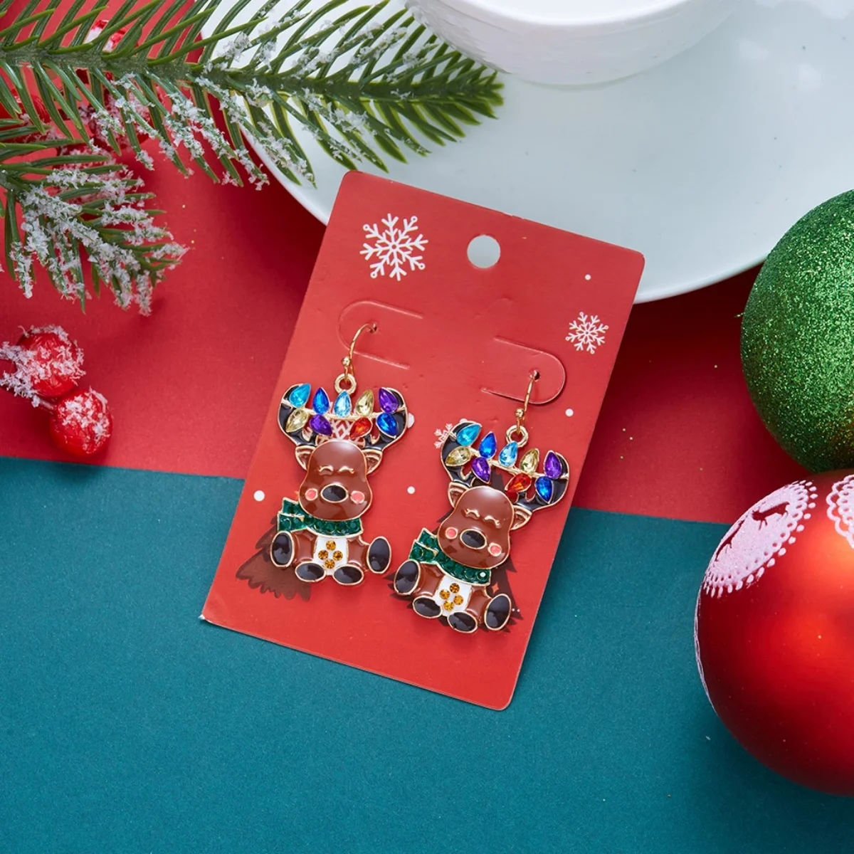 Weihnachtliche Emaille-Ohrringe mit Weihnachtsmann, älterer Dame, asymmetrischem Design, für Damen, mit Motiven von Rentier, Schneeflocke, Lebkuchenmann und Süßigkeiten, Schmuck. – Detail 25