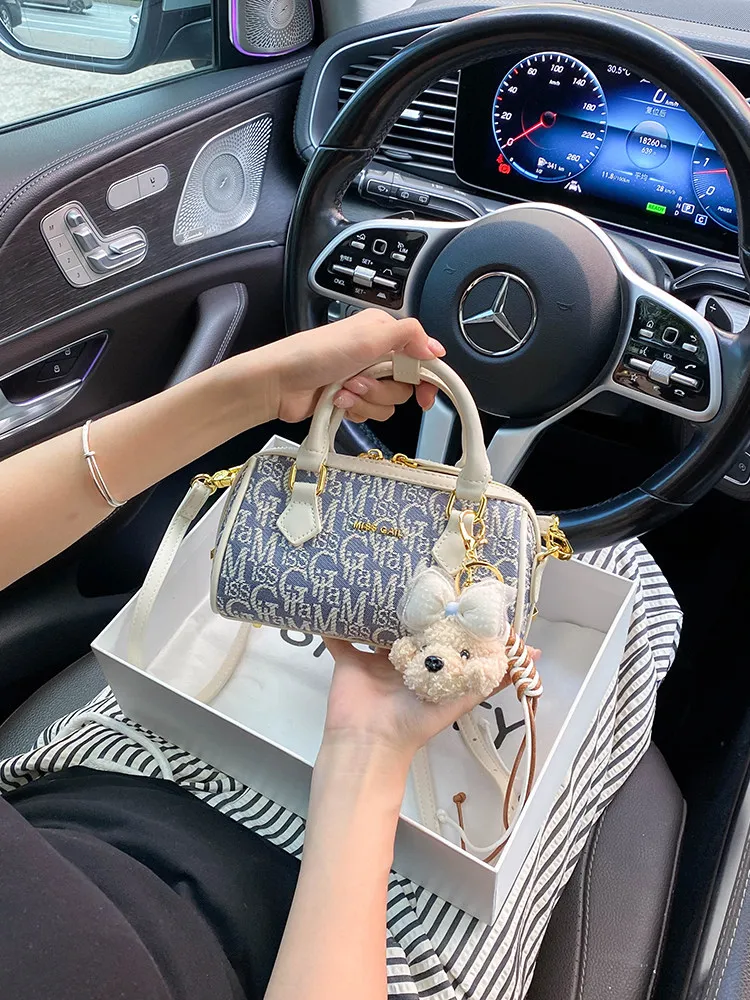 

Vintage and Luxury Handheld Denim Boston Bag with Delicate Embroidery and Cute Doll Pendant 2026 Women's Versatile Crossbody Bag