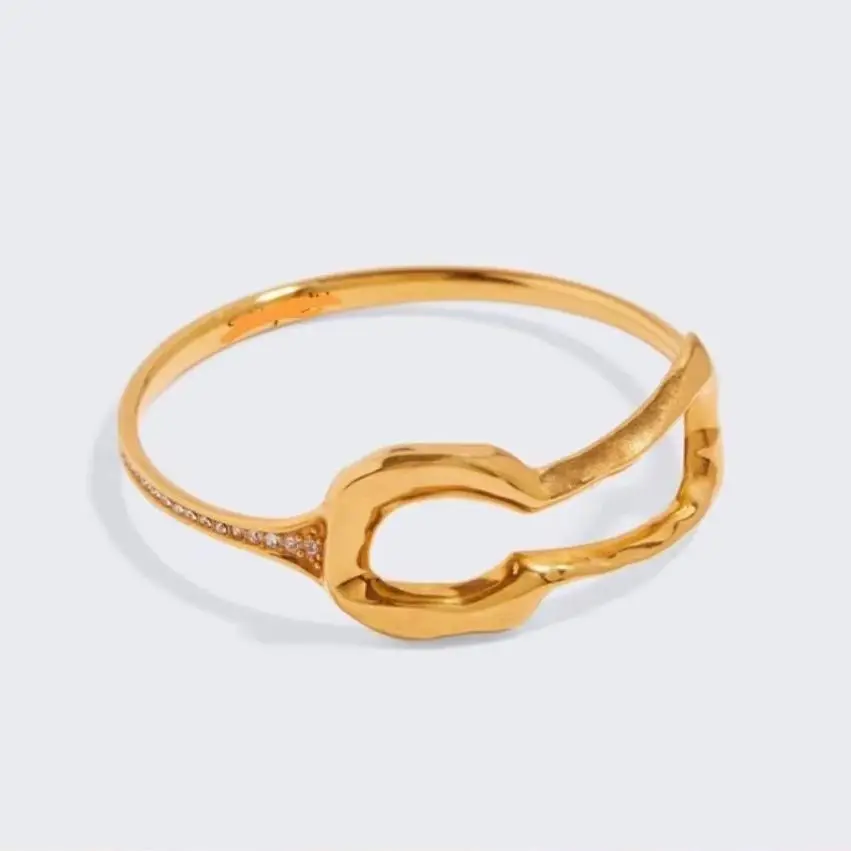 

Europe and America A new classic patterned keyhole rhinestone inlaid copper gold-plated jewelry bracelet bangle for women