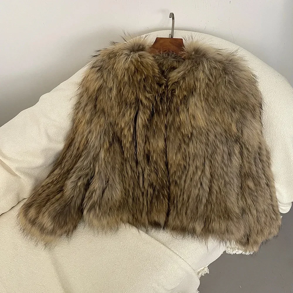 سترة جديدة لخريف وشتاء 2024 من فراء الراكون الطبيعي على الوجهين سترة سميكة منسوجة من الفرو للنساء سترة من الفرو الدافئ للتنقل اليومي