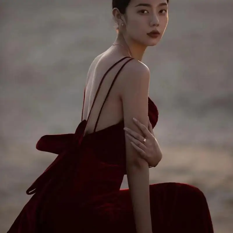 สปาเก็ตตี้สายรัด Charmeuse ชุดแต่งงานยาวเซ็กซี่ Backless กับโบว์ใหญ่ชุดเจ้าสาว Vintage ไวน์แดง Vestido Novia ที่กําหนดเอง