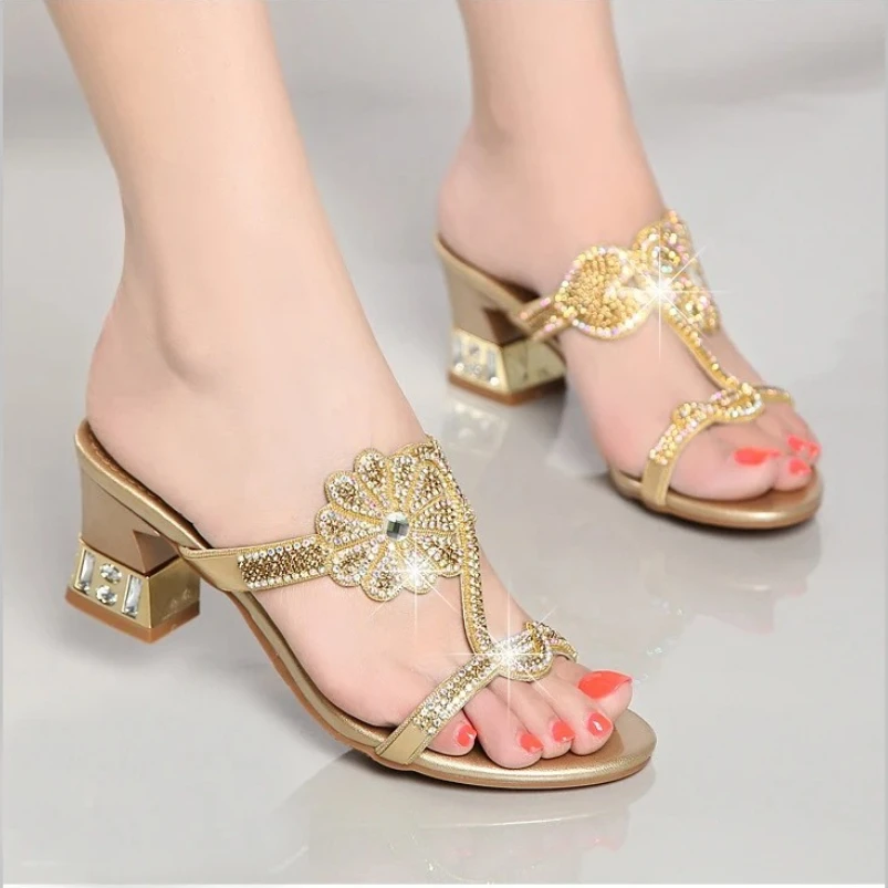 

2025 модные женские летние сандалии с открытым носком, шлепанцы на толстом высоком каблуке со стразами и кристаллами, повседневная пляжная мягкая обувь