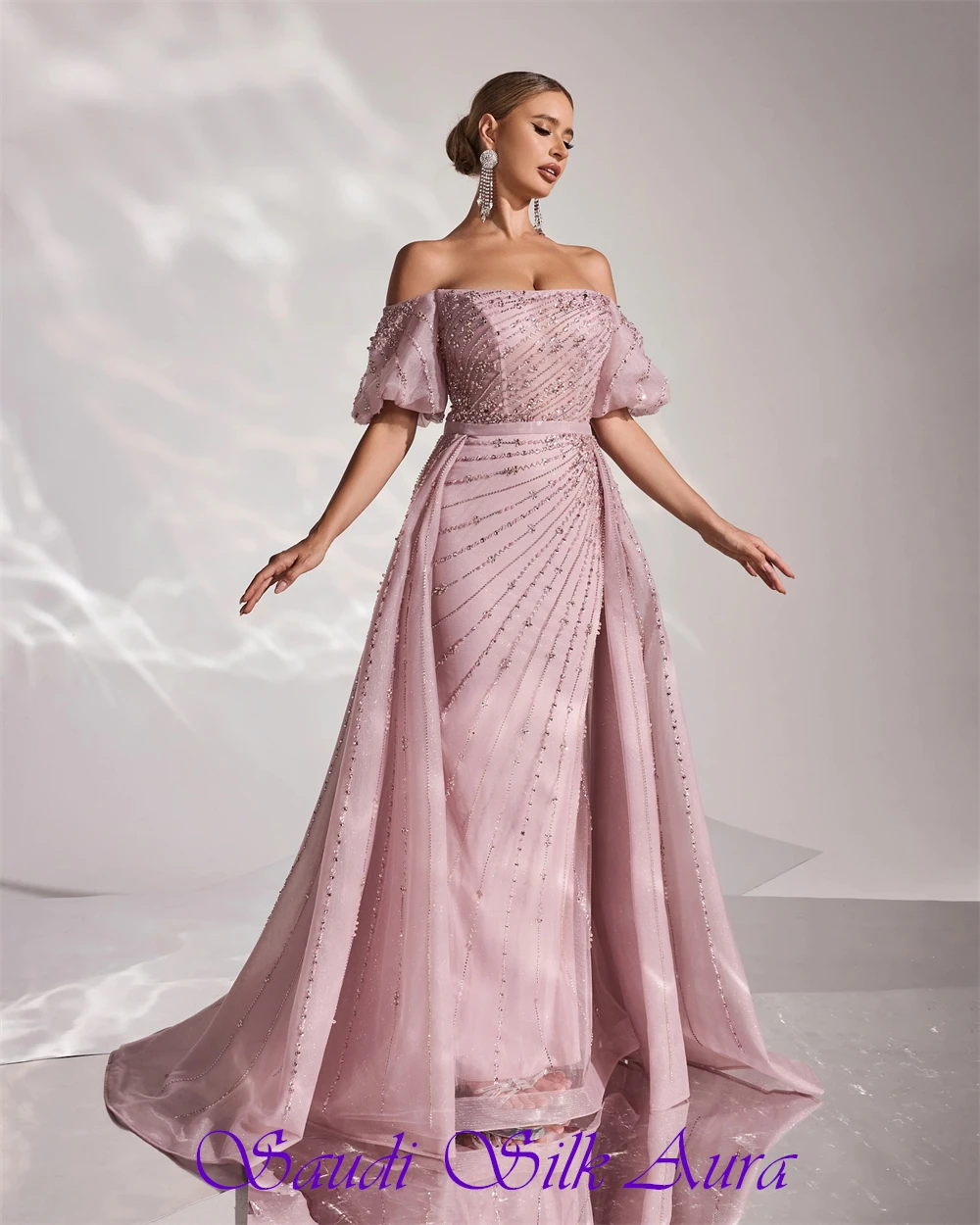 Abito da sera elegante in organza rosa personalizzato Abito da celebrità sexy con scollo a barca e maniche corte Abito da ballo con strascico morbido e dritto