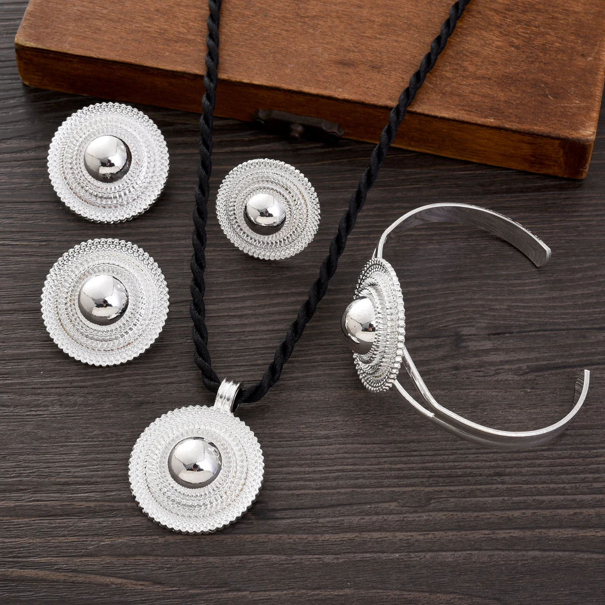 Africa Silver Color Round Geom - огляд і ціна Men'S Accessories Dubai