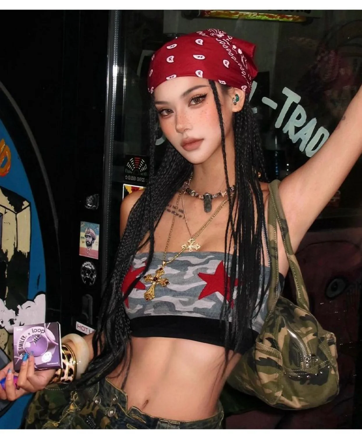 

Музыкальный фестиваль, незаменимое событие для любителей хип-хопа! Платок с принтом 2026 года, можно использовать как повязку для волос, на запястье или как украшение для сумки.