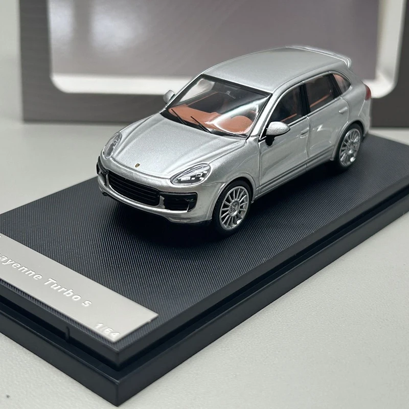 รถโมเดลไดแคสต์โลหะผสม DM 1:64 Cayenne Turbo S ปี 2014 ของเล่นรถยนต์จำลองขนาดเล็กสำหรับเด็ก