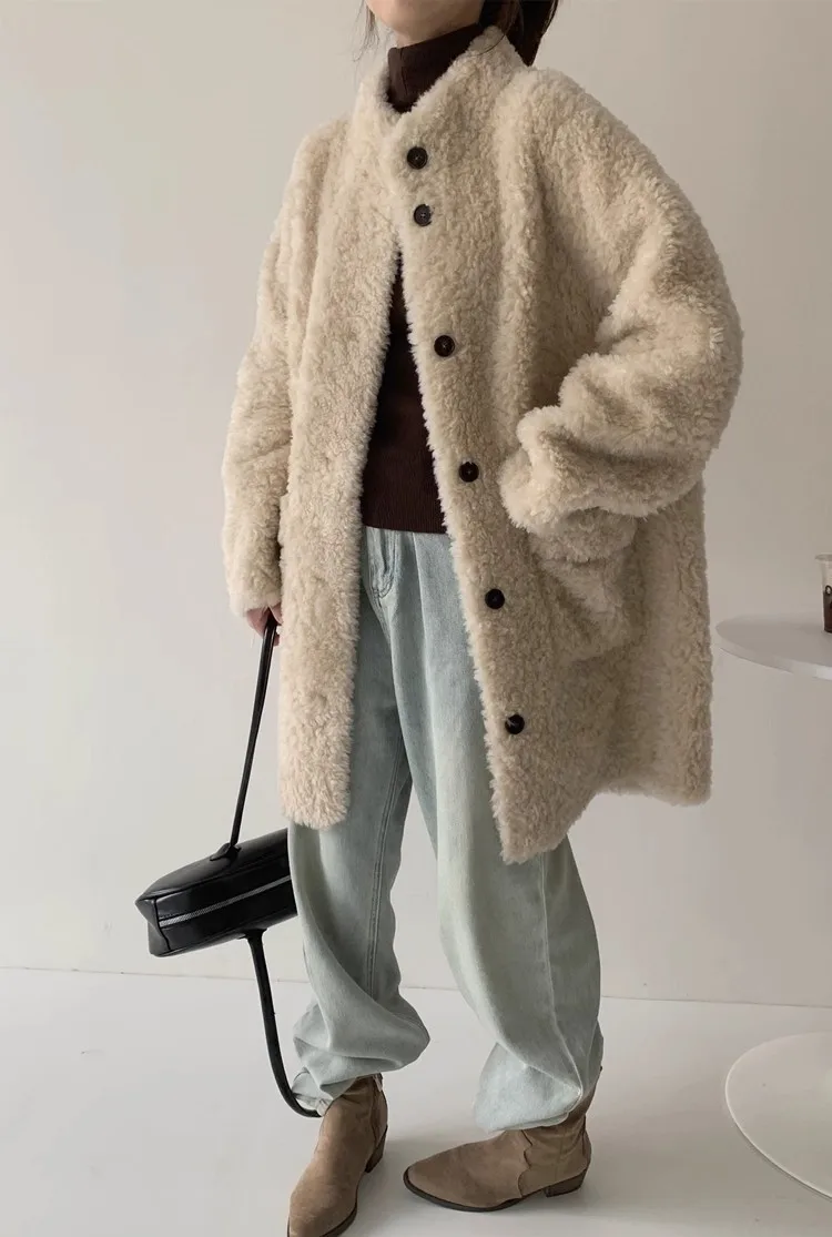 معطف فرو شتوي غير رسمي موديل 100% من Lambhair معطف فرو متكامل للنساء بياقة واقفة ونمط متوسط الطول