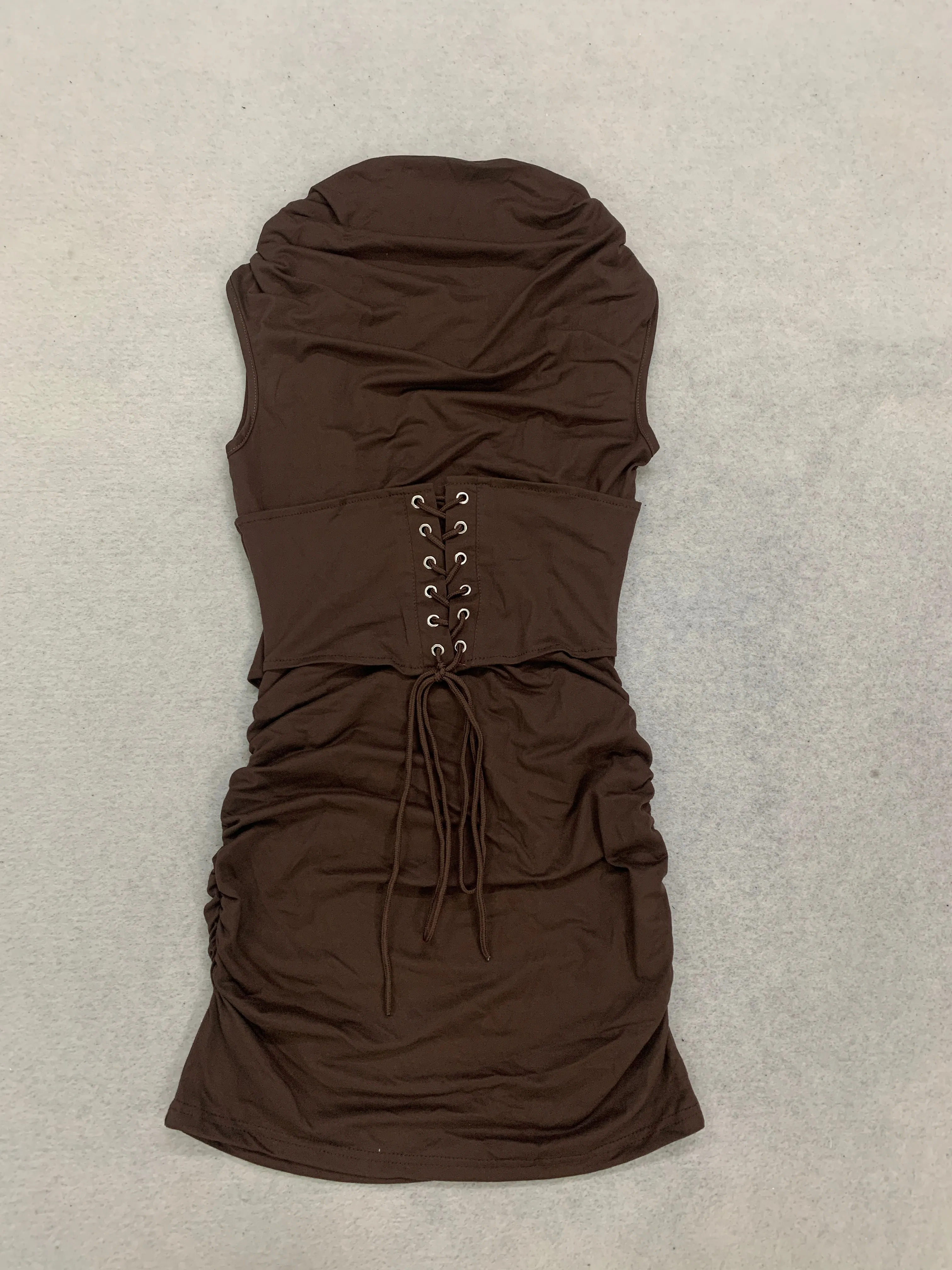 Damenkleid mit tiefem V-Ausschnitt, enganliegendem Schnitt, Taillierung und Rüschen, elegantes Mini-Kleid für Nachtclubs und Partys, kurzer Rock für Frauen. – Detail 3