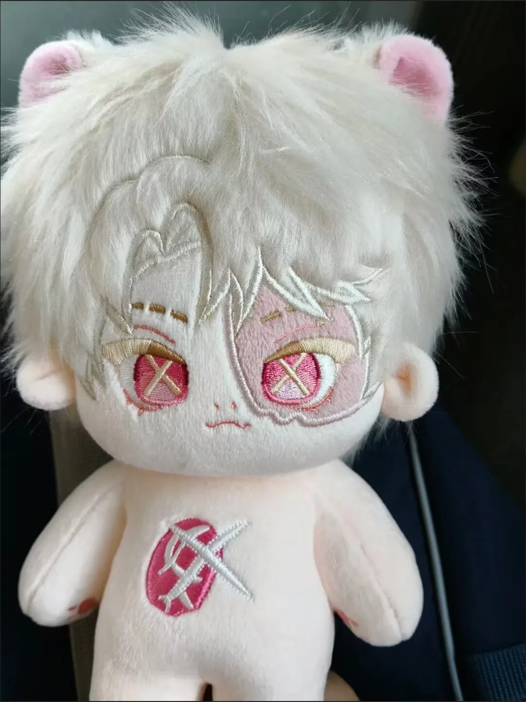 Identity V, 'Explorer', has a 20cm cotton doll attribute under the truth. Surrounding dolls give gifts to people view 6