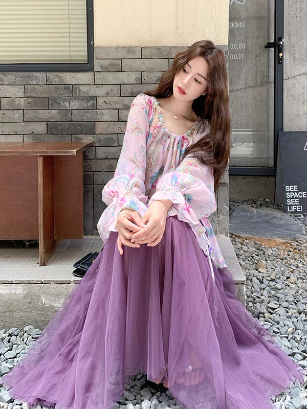 

Уникальный красивый фиолетовый комплект: топ с открытыми плечами и цветочным принтом и юбка. Новинка весна-осень 2025. Модный повседневный комплект для женщин.