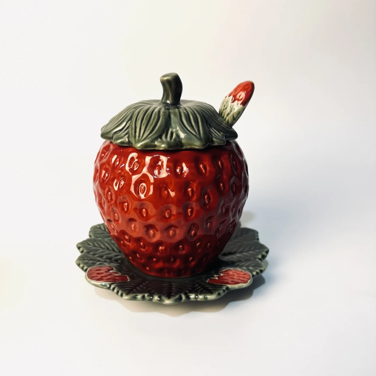 

Foreign trade ceramics, strawberry storage tanks, storage tanks, seasoning tanks, sugar bowls, dessert boards.