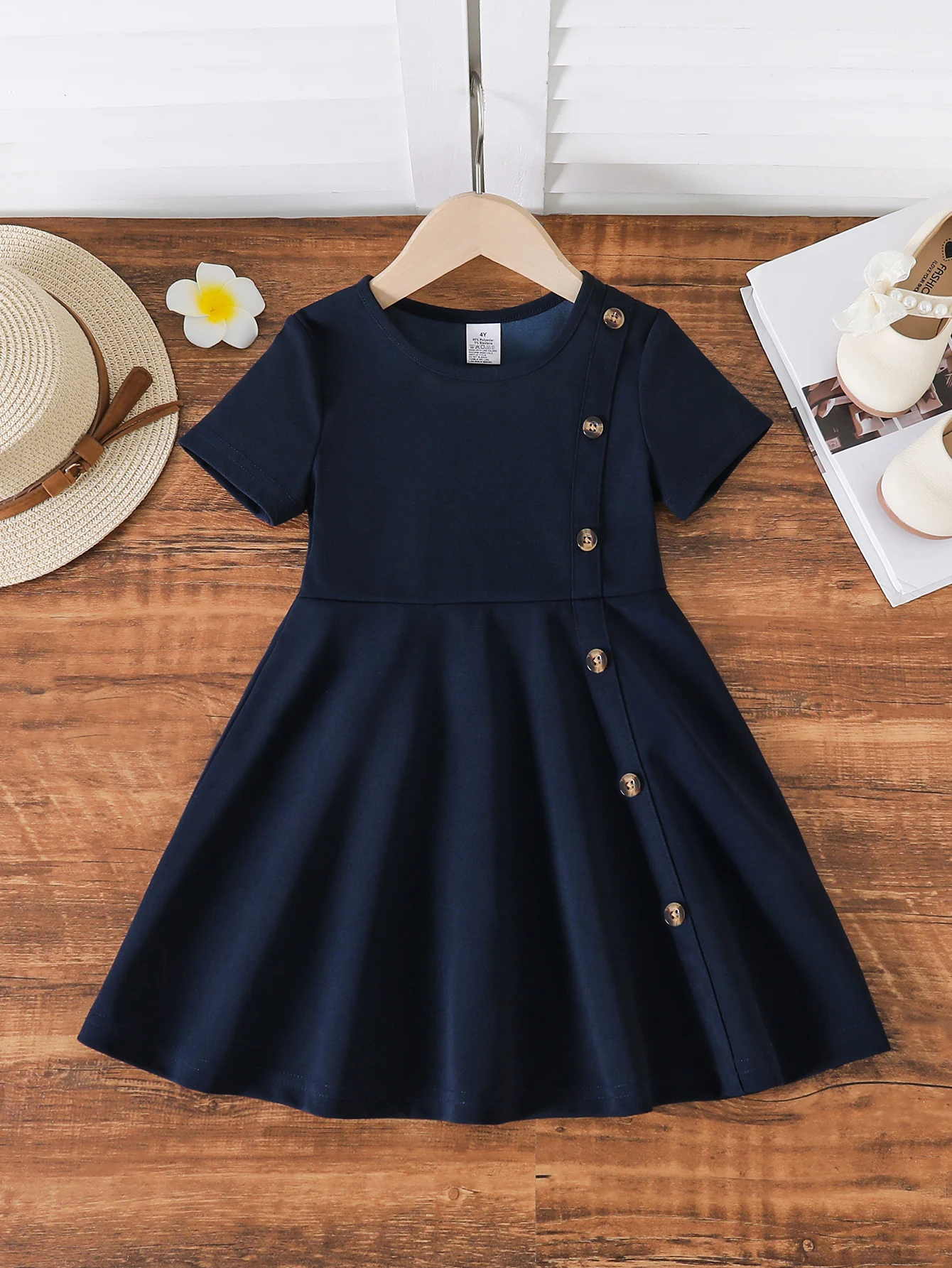1-teiliges Sommerkleid für Mädchen, bequemes und schlichtes einfarbiges Kleid mit Rundhalsausschnitt und kurzen Ärmeln mit Knopfverzierung, süßes und vielseitiges A-Linien-Kleid für Mädchen,