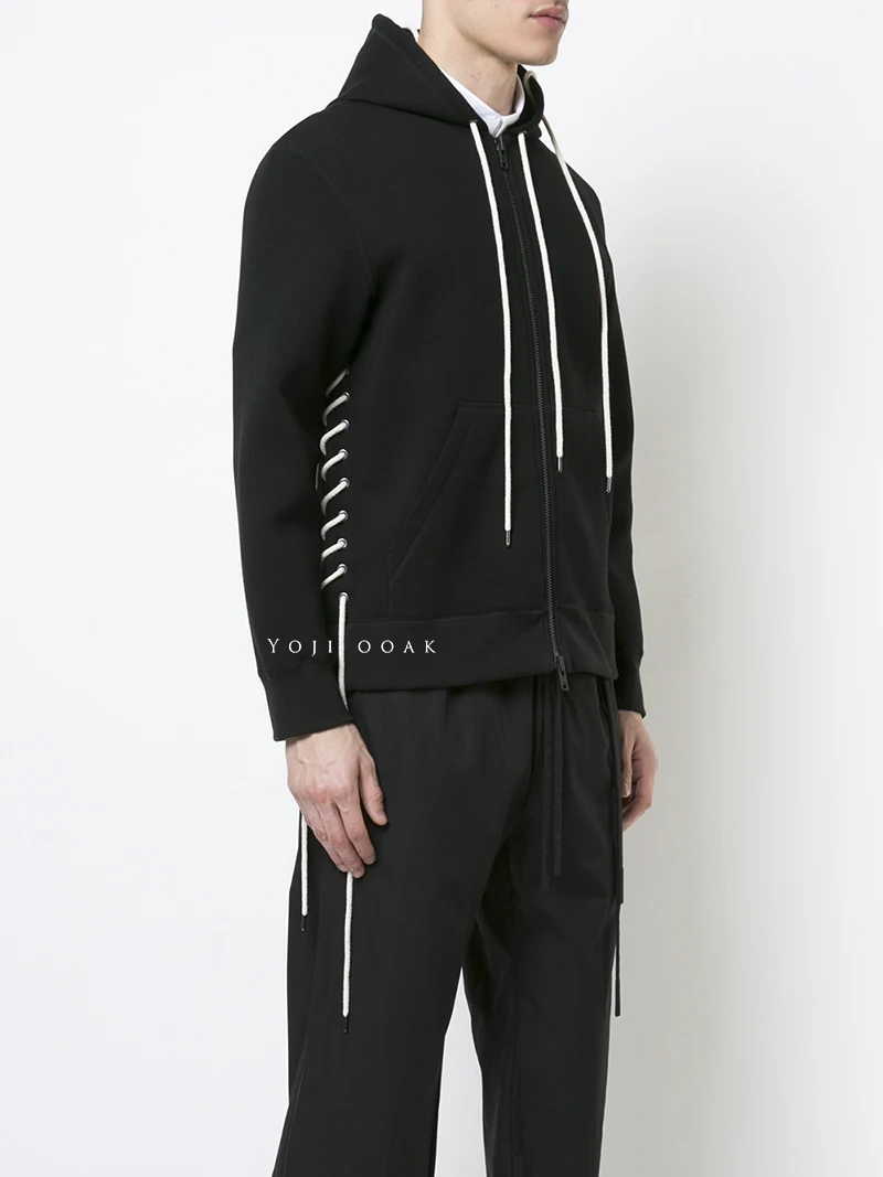 Suéter com capuz de algodão YOJI OOAK O mesmo suéter com capuz é escuro
