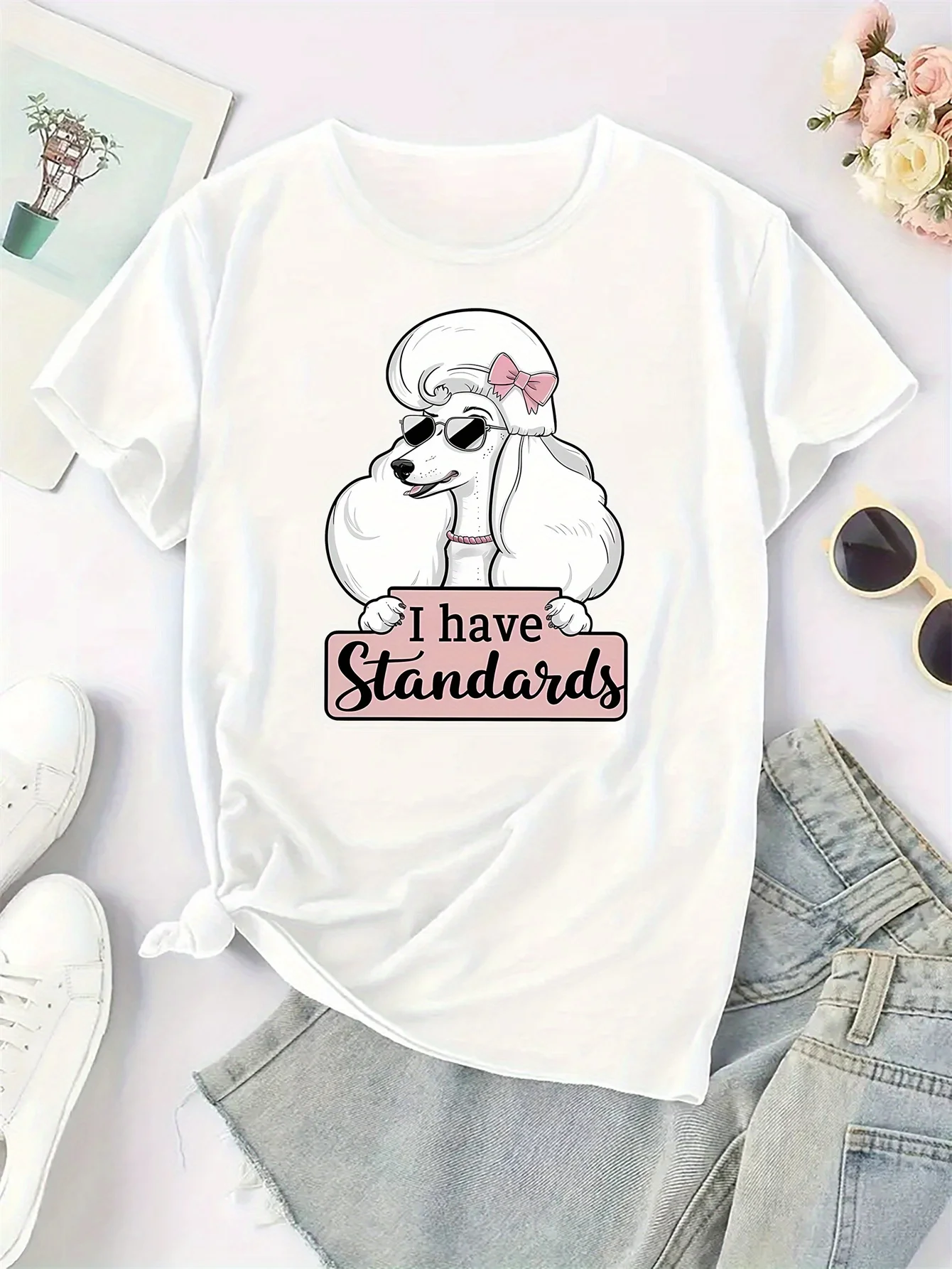 تي شيرت نسائي أنيق برقبة دائرية وأكمام قصيرة، رسم بودل أبيض، قميص رياضي كاجوال، بوليستر محبوك، مناسب لجميع المواسم