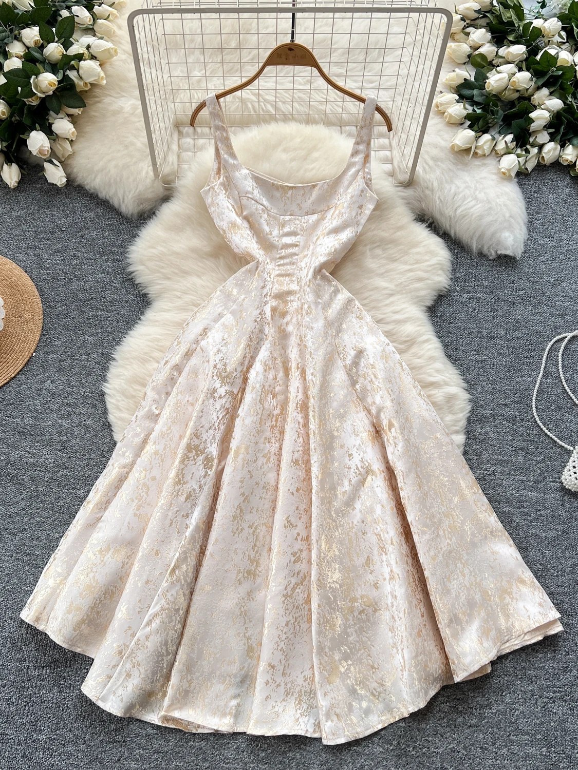 فستان ماكسي نسائي صيفي موديل 2025 من قماش الجاكار بتصميم كلاسيكي من قماش الجاكار بقصة ضيقة وخصر منتفخ ومزاجية