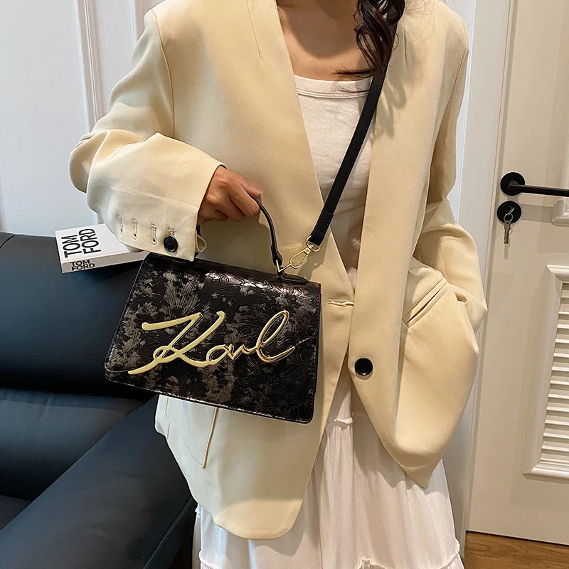 

2025 New Large Capacity Metal Letter Chain Simple Printed Women'S Fashion Casual Shoulder Cross Bag Handbag