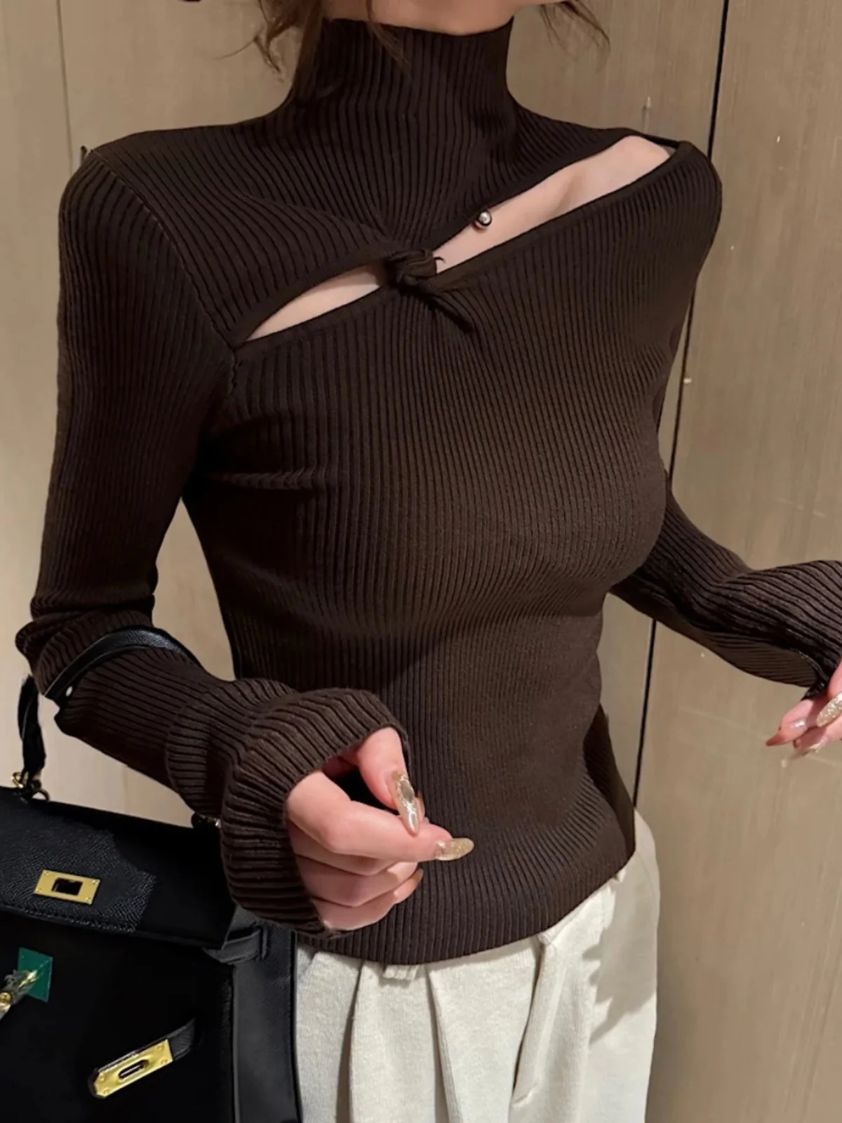 قميص نسائي أنيق محبوك بأكمام طويلة وتصميم مفرغ عند الرقبة، ملابس داخلية أنيقة ونحيفة باللون الأسود بأسلوب عملي