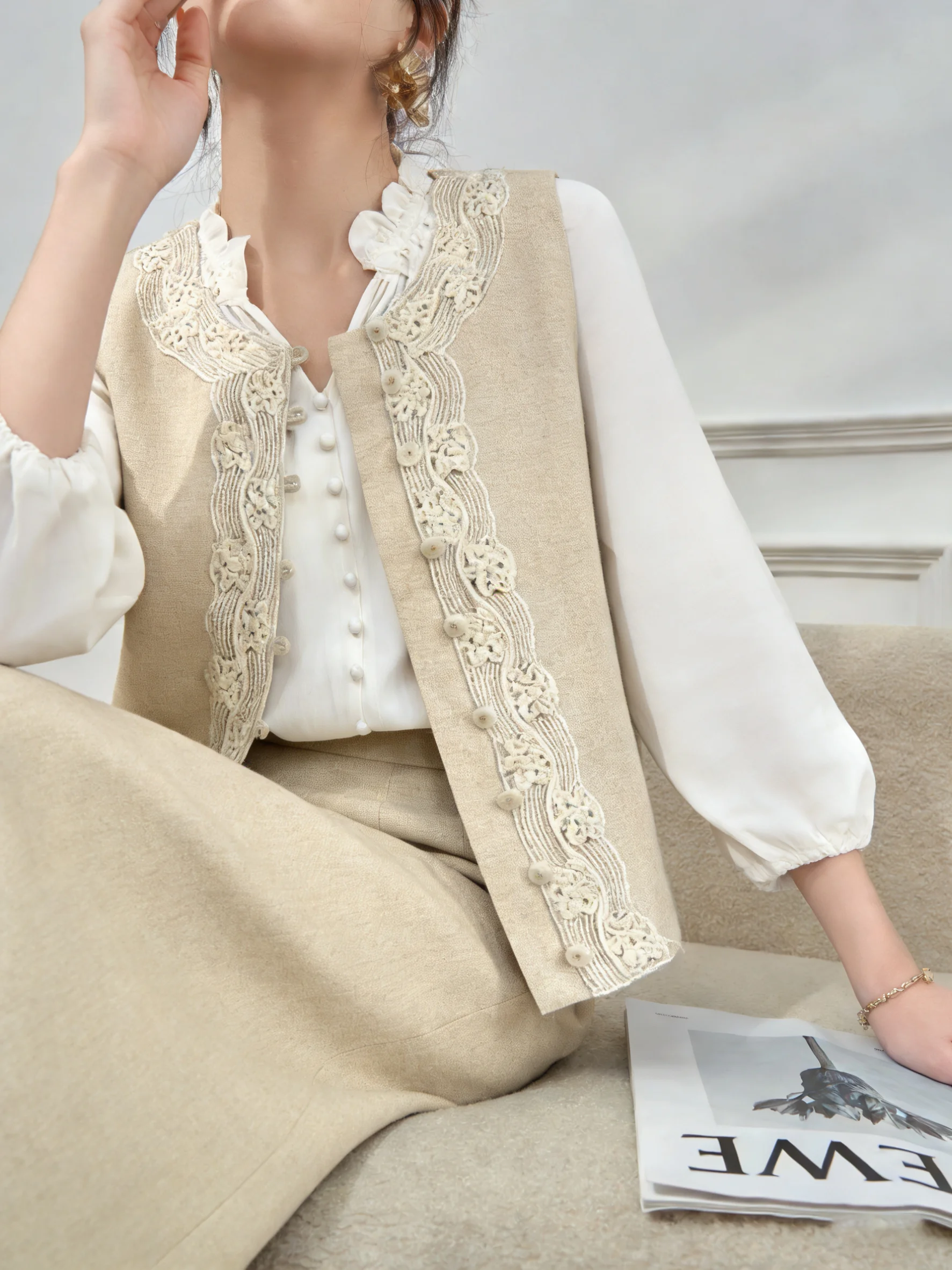 

Весенняя новинка: Женский комплект из жилета и юбки с цветочным пэчворком в стиле Шанель, с завышенной талией, повседневный, свободного кроя, модный комплект